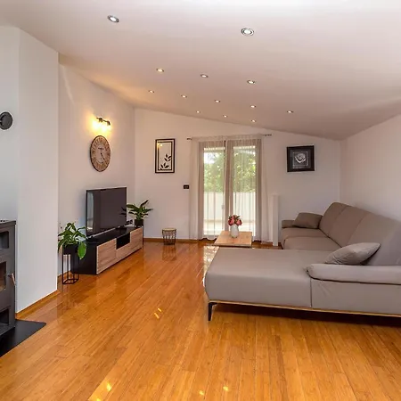 3 Bedroom Gorgeous In Appartement *