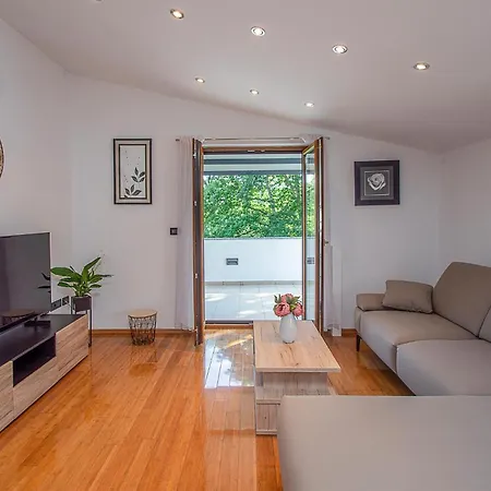 Apartment 3 Bedroom Gorgeous In *