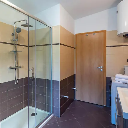 3 Bedroom Gorgeous In Appartement *