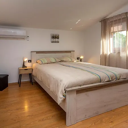 3 Bedroom Gorgeous In Apartment Rezanci