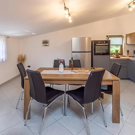Appartement 3 Bedroom Gorgeous In Režanci