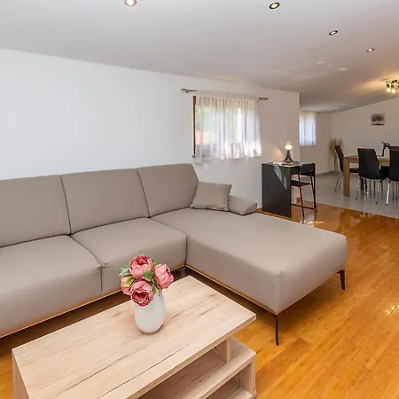 3 Bedroom Gorgeous In Apartment