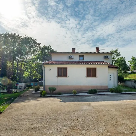 3 Bedroom Gorgeous In Appartement *