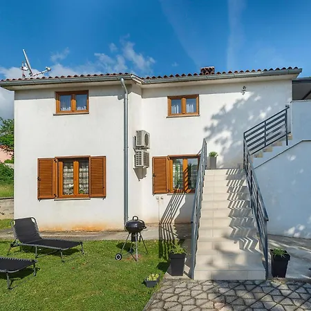 3 Bedroom Gorgeous In Apartment Rezanci
